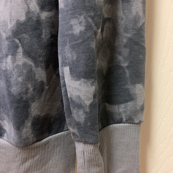 what ; gray camoflauge long sleeve for the winter or the gym anyone. ❤️🔥 - Picture 3 of 8